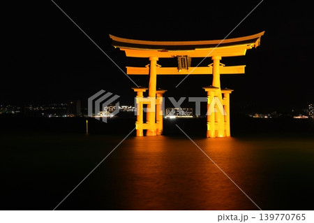 世界遺産 安芸の宮島 厳島神社大鳥居のライトアップ 世界遺産 安芸の宮島 厳島神社大鳥居のライトアップ 139770765