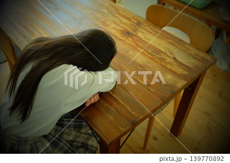 落ち込んでいる女子中学生 139770892