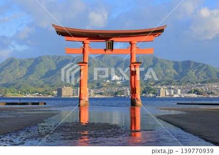世界遺産 安芸の宮島 朝日に輝く厳島神社の大鳥居 世界遺産 安芸の宮島 朝日に輝く厳島神社の大鳥居 139770939