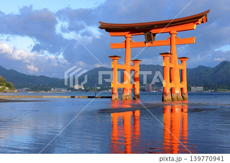 世界遺産　安芸の宮島　朝日に輝く厳島神社の大鳥居 139770941