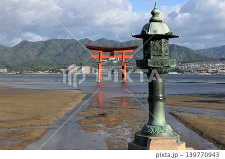 世界遺産　安芸の宮島　朝日に輝く厳島神社の大鳥居 139770943