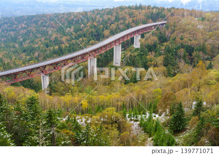 北海道三国峠の松見大橋と紅葉が美しい秋の絶景 北海道三国峠の松見大橋と紅葉が美しい秋の絶景 139771071