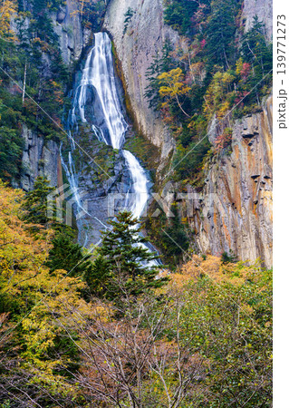 北海道東大雪にある銀河の滝と美しい紅葉の風景 139771273
