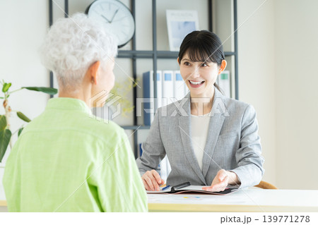 シニアの女性に営業するビジネスウーマン 139771278