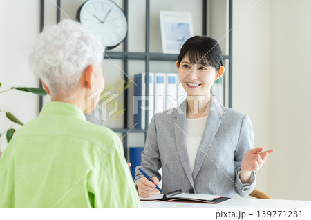 シニアの女性に営業するビジネスウーマン シニアの女性に営業するビジネスウーマン 139771281