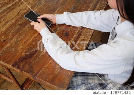 スマホを触る女子中学生 139771426