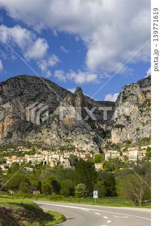 Moustiers-Sainte-Marie, Alpes-de-Haute-Provence, Provence, France Moustiers-Sainte-Marie, Alpes-de-Haute-Provence, Provence, France 139771619