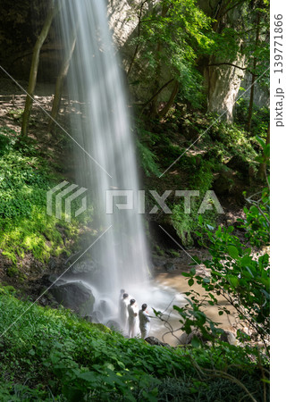 滝で行う修行体験のイメージ写真 滝で行う修行体験のイメージ写真 139771866