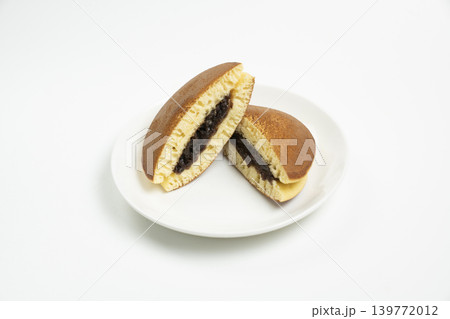 白い皿にのったどら焼き 139772012