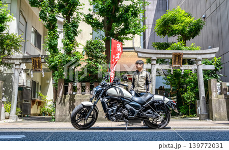 讃岐小白稲荷神社前でスマホを見る男性ライダー 139772031