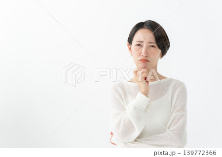 考える女性 考える女性 139772366
