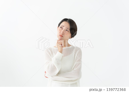 考える女性 考える女性 139772368