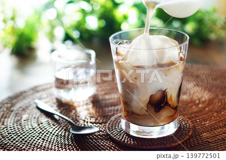 夏のアイスカフェオレ・ミルクをアイスコーヒーに注ぐ 139772501