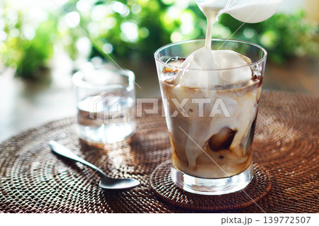 夏のアイスカフェオレ・ミルクをアイスコーヒーに注ぐ 夏のアイスカフェオレ・ミルクをアイスコーヒーに注ぐ 139772507