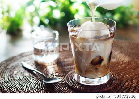 夏のアイスカフェオレ・ミルクをアイスコーヒーに注ぐ 夏のアイスカフェオレ・ミルクをアイスコーヒーに注ぐ 139772510