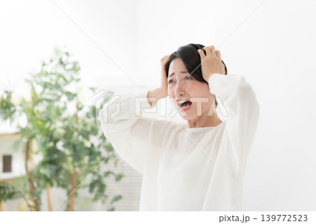 頭を抱える女性 頭を抱える女性 139772523