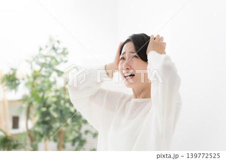 頭を抱える女性 139772525