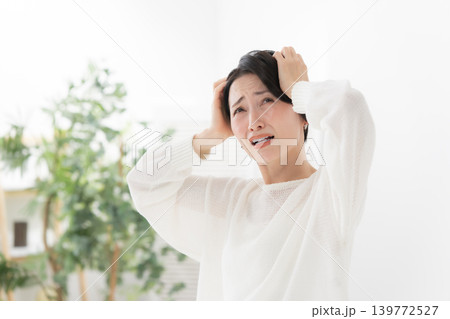 頭を抱える女性 139772527