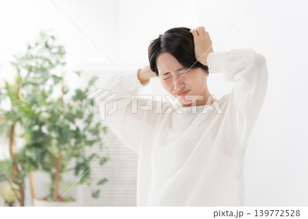 頭を抱える女性 頭を抱える女性 139772528