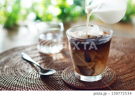 夏のアイスカフェオレ・ミルクをアイスコーヒーに注ぐ 夏のアイスカフェオレ・ミルクをアイスコーヒーに注ぐ 139772534