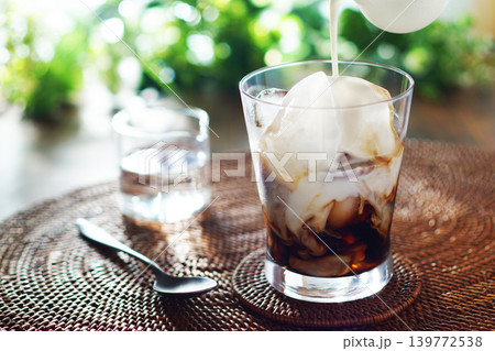 夏のアイスカフェオレ・ミルクをアイスコーヒーに注ぐ 夏のアイスカフェオレ・ミルクをアイスコーヒーに注ぐ 139772538