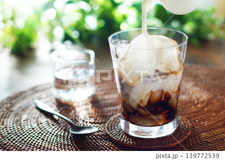 夏のアイスカフェオレ・ミルクをアイスコーヒーに注ぐ 夏のアイスカフェオレ・ミルクをアイスコーヒーに注ぐ 139772539