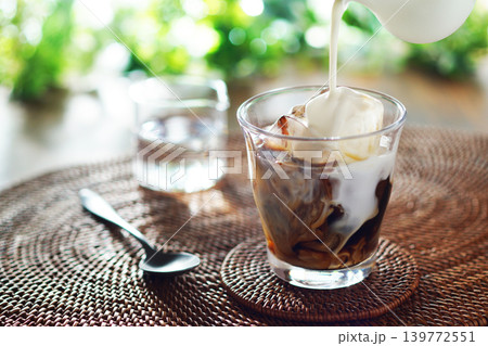 夏のアイスカフェオレ・ミルクをアイスコーヒーに注ぐ 夏のアイスカフェオレ・ミルクをアイスコーヒーに注ぐ 139772551