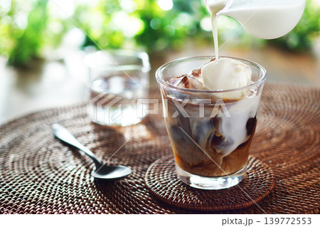 夏のアイスカフェオレ・ミルクをアイスコーヒーに注ぐ 夏のアイスカフェオレ・ミルクをアイスコーヒーに注ぐ 139772553