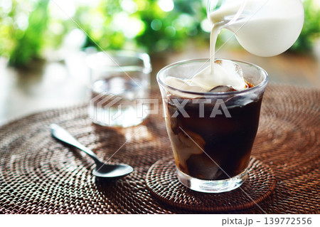 夏のアイスカフェオレ・ミルクをアイスコーヒーに注ぐ 夏のアイスカフェオレ・ミルクをアイスコーヒーに注ぐ 139772556