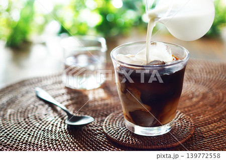 夏のアイスカフェオレ・ミルクをアイスコーヒーに注ぐ 夏のアイスカフェオレ・ミルクをアイスコーヒーに注ぐ 139772558