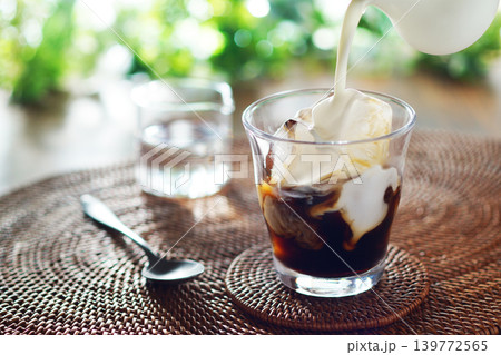 夏のアイスカフェオレ・ミルクをアイスコーヒーに注ぐ 139772565