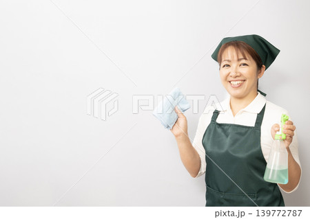 洗剤とタオルを持つ家事代行の女性 洗剤とタオルを持つ家事代行の女性 139772787