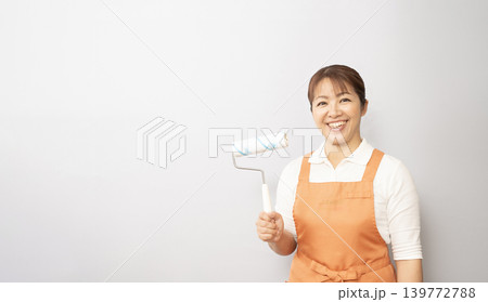 カーペットクリーナー持つ家事代行の女性 139772788