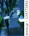雨の早朝、駅に向かって歩く人 139772892