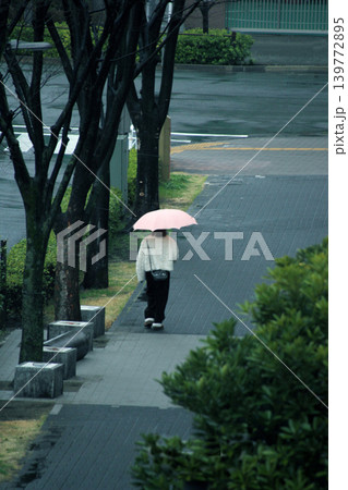 雨の朝、ピンクの傘の女性が駅に向かって 雨の朝、ピンクの傘の女性が駅に向かって 139772895