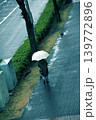 雨の朝、濡れた歩道を駅まで 139772896