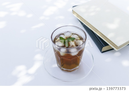 夏の読書時間とアイスティーのある静かなティータイム 139773373