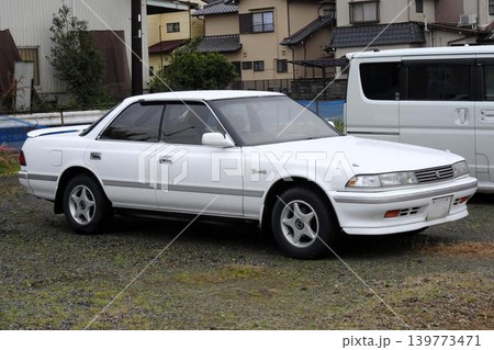 駐車場に停めた車 139773471
