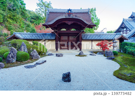 秋の光明寺 信楽庭と勅使門 秋の光明寺 信楽庭と勅使門 139773482