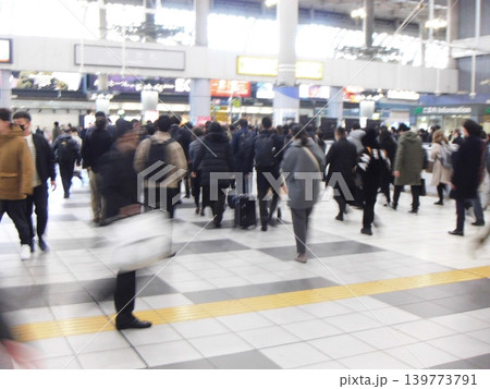 駅構内を歩く人々 駅構内を歩く人々 139773791