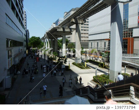 立川駅近辺 モノレール沿いの広い歩道を歩く人々 立川駅近辺 モノレール沿いの広い歩道を歩く人々 139773794