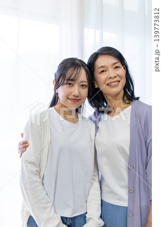 体を寄せる仲の良い母娘 139773812