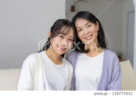 体を寄せる仲の良い母娘 139773832