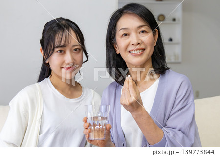 薬を飲む母と娘 健康イメージ 薬を飲む母と娘 健康イメージ 139773844