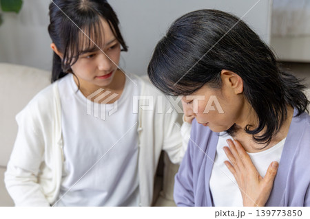 胸をおさえる母と心配する娘 胸をおさえる母と心配する娘 139773850