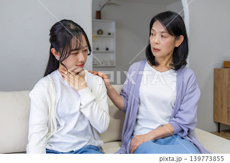体調不良の娘と心配する母親 体調不良の娘と心配する母親 139773855