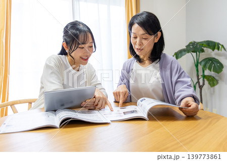 カタログを見る母娘 139773861