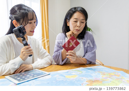 海外旅行を計画する母娘 139773862