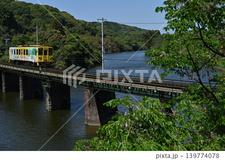 唐津線鉄橋渡る黄色列車 139774078