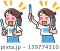 目をハートにしてペンライトを持つ女性 139774310